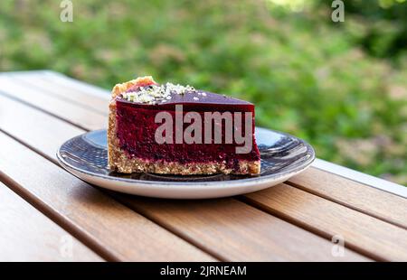 Gâteau cru aux myrtilles ou aux cassis gros plan sur une table en bois à l'extérieur de la nourriture végétalienne dessert végétarien Banque D'Images