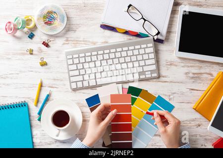 Concepteur Web choisissant des couleurs à partir de nuances Banque D'Images