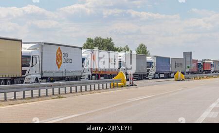 Horgos Roszke, Hongrie - 01 août 2022: Longue file de camions-citernes bloqués à l'entrée de la frontière de l'UE. Banque D'Images