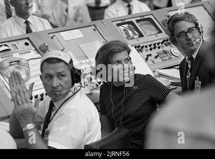 CAPE CANAVERAL, FLORIDE, États-Unis - 16 juillet 1969 - JoAnn Morgan (au centre) était la seule femme dans la salle de tir de lancement pendant le lancement d'Apollo 11 de C Banque D'Images