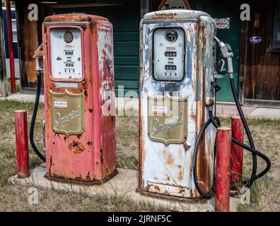 Pompes à gaz impériales d'époque des années 1950, lors d'une journée d'été à Orrock, Minnesota, États-Unis. Banque D'Images