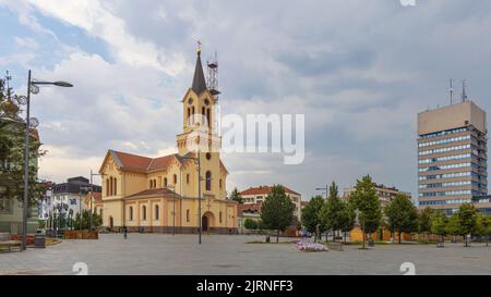 Zrenjanin, Serbie - 30 juillet 2022: Cathédrale catholique romaine Saint Jean de Nepomuk sur la place de la liberté dans le centre-ville. Banque D'Images