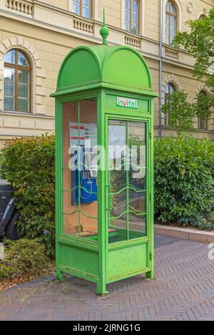 Szeged, Hongrie - 30 juillet 2022: Site historique du kiosque vert de téléphone dans le centre-ville. Banque D'Images