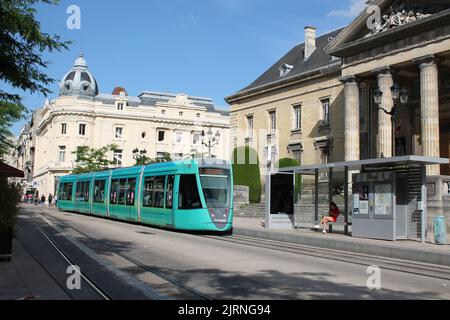 Arrêt de train à Rhemes (vie quotidienne en France) Banque D'Images