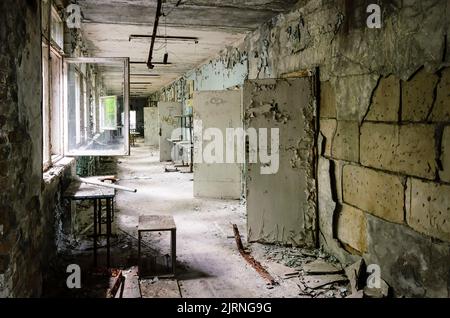 Le couloir de désintégration avec la peinture qui s'écaille dans un bâtiment de Prypiat. Zone d'exclusion de Tchernobyl, Ukraine Banque D'Images