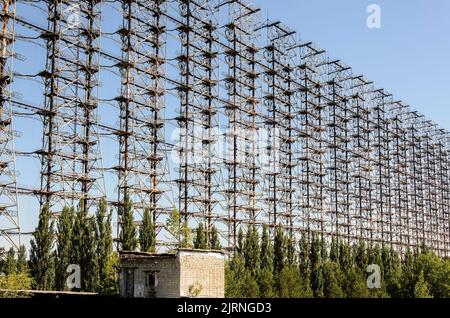 L'infrastructure radar Duga secrète Over-the-Horizont (OTH) utilisée par l'URSS pour détecter les missiles balistiques. Zone d'exclusion de Tchernobyl, Ukraine Banque D'Images
