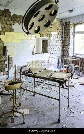 La désintégration de la salle d'examen à l'hôpital de Prypiat. La ville de Prypiat est l'épicentre de la catastrophe nucléaire de Tchernobyl qui s'est produite en Ukraine Banque D'Images