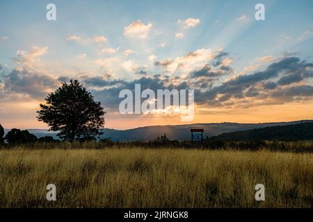 Lever du soleil sur la région montagneuse en Europe. Le soleil se couche sur le magnifique paysage en Allemagne. Aube à Fulda, Hesse Banque D'Images