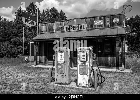 Ancienne station-service Imperial en noir et blanc lors d'une journée d'été à Orrock, Minnesota, États-Unis. Banque D'Images