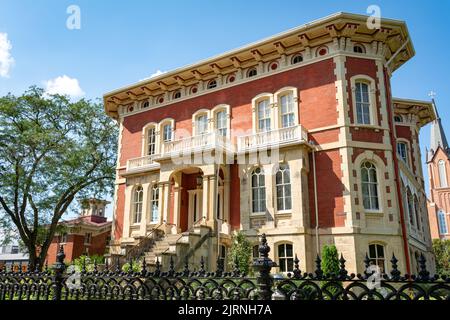 Ottawa, Illinois, États-Unis - 16 août 2022 - magnifique manoir italien très orné construit en 1855 et dans les jardins environnants. Banque D'Images