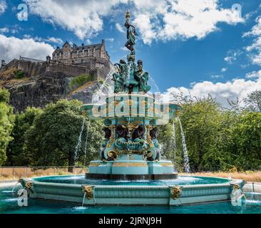 Fontaine victorienne en fonte ornée avec jets d'eau, Princes Street Garden, Édimbourg, Écosse, Royaume-Uni Banque D'Images
