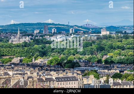 Vue sur les toits en direction des Forth ponts lors d'une journée ensoleillée avec Fettes College, Édimbourg, Écosse, Royaume-Uni Banque D'Images