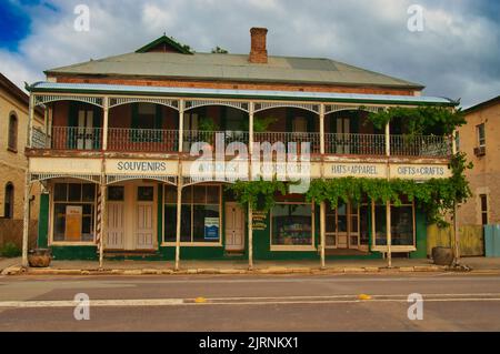 Bâtiment typiquement victorien australien avec de petites boutiques et un balcon couvert au deuxième étage de la ville de Quorn, en Australie méridionale Banque D'Images