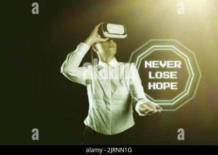 Légende de texte présentant jamais perdre espoir. Mot écrit sur être positif optimiste ont la motivation de continuer à aller Cloud réflexion bulle et point d'exclamation Banque D'Images