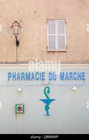 Pharmacie en Corse en Ile Rousse Corse Corse au bord de la mer méditerranée Banque D'Images