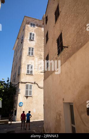 Façade de la maison en Ile Rousse Corse, au bord de la mer méditerranée Banque D'Images