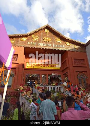 Les gens se sont rassemblés au Hare Krishna Mandir pendant Krishna Janmashtami, un festival hindou annuel qui célèbre la naissance de Krishna Banque D'Images