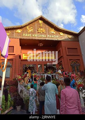 Les gens se sont rassemblés au Hare Krishna Mandir pendant Krishna Janmashtami, un festival hindou annuel qui célèbre la naissance de Krishna Banque D'Images