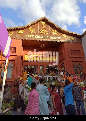 Les gens se sont rassemblés au Hare Krishna Mandir pendant Krishna Janmashtami, un festival hindou annuel qui célèbre la naissance de Krishna Banque D'Images