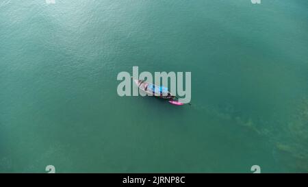 Vue aérienne depuis un drone de bateaux de pêche traditionnels thaïlandais à longue queue naviguant dans la mer. Vue de dessus d'un bateau de pêche dans l'océan. Banque D'Images