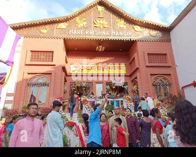 Les gens se sont rassemblés au Hare Krishna Mandir pendant Krishna Janmashtami, un festival hindou annuel qui célèbre la naissance de Krishna Banque D'Images