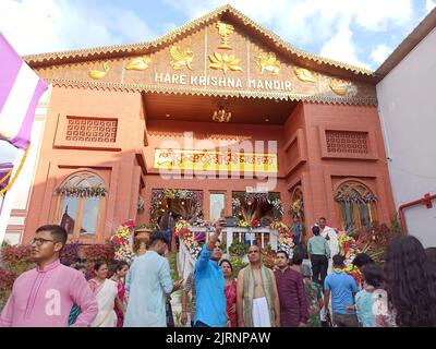 Les gens se sont rassemblés au Hare Krishna Mandir pendant Krishna Janmashtami, un festival hindou annuel qui célèbre la naissance de Krishna Banque D'Images