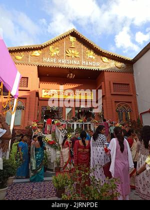 Les gens se sont rassemblés au Hare Krishna Mandir pendant Krishna Janmashtami, un festival hindou annuel qui célèbre la naissance de Krishna Banque D'Images