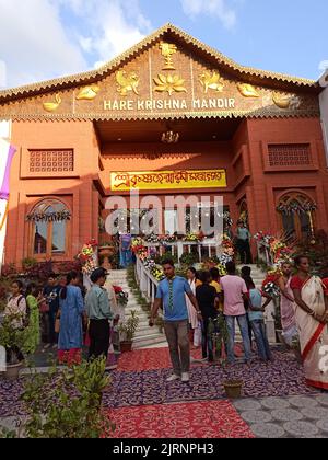 Les gens se sont rassemblés au Hare Krishna Mandir pendant Krishna Janmashtami, un festival hindou annuel qui célèbre la naissance de Krishna Banque D'Images