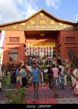 Les gens se sont rassemblés au Hare Krishna Mandir pendant Krishna Janmashtami, un festival hindou annuel qui célèbre la naissance de Krishna Banque D'Images