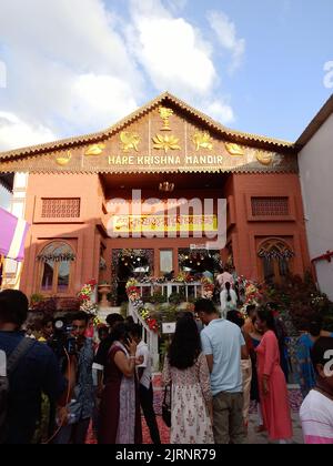 Les gens se sont rassemblés au Hare Krishna Mandir pendant Krishna Janmashtami, un festival hindou annuel qui célèbre la naissance de Krishna Banque D'Images