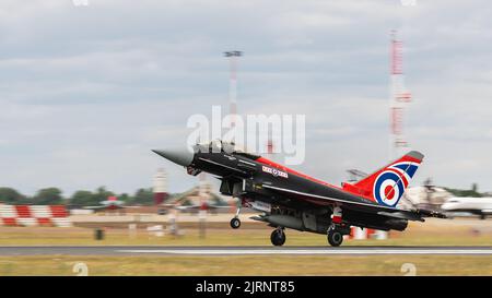 Le typhon FGR4 de la Royal Air Force «ZK914» prend son départ de RAF Fairford Banque D'Images