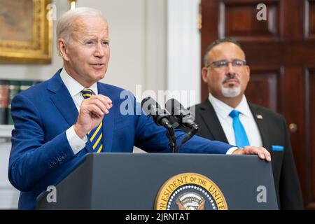 Washington, États-Unis d'Amérique. 24th août 2022. Washington, États-Unis d'Amérique. 24 août 2022. Le président américain Joe Biden, aux côtés du secrétaire à l'éducation Miguel Cardona, à droite, annonce un plan sur l'annulation de la dette de prêt étudiant de la salle Roosevelt de la Maison Blanche, 24 août 2022 à Washington, DC Credit: Adam Schultz/White House photo/Alay Live News Banque D'Images