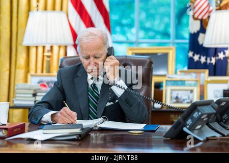 Washington, États-Unis d'Amérique. 25th août 2022. Washington, États-Unis d'Amérique. 25 août 2022. Le président américain Joe Biden, tient un appel téléphonique avec le président ukrainien Volodymyr Zelenskyy pour le féliciter du jour de l'indépendance ukrainienne du bureau ovale de la Maison Blanche, 25 août 2022 à Washington, DC Credit: Adam Schultz/White House photo/Alay Live News Banque D'Images