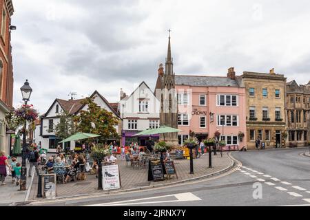 Market Cross et cafés dans le centre-ville de Glastonbury, Somerset, Angleterre, Royaume-Uni Banque D'Images