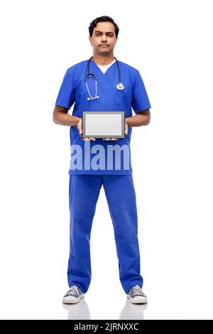 médecin indien ou infirmière de sexe masculin montrant un tablet pc Banque D'Images