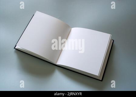 Livre ouvert avec les pages blanches Banque D'Images