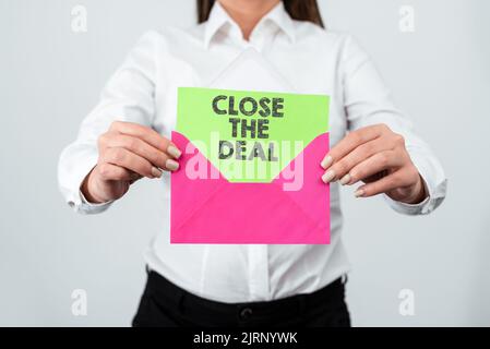 Légende conceptuelle conclure la vente. Accord conceptuel de photo pour les affaires réussi à travailler sur une femme d'équipe portant des lunettes VR et pointant sur Banque D'Images