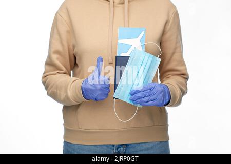 femme avec masque, passeport et billet d'avion Banque D'Images