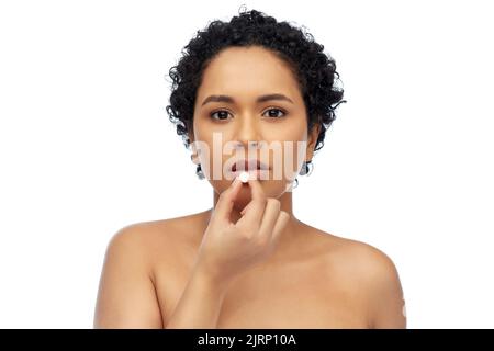 portrait d'une femme afro-américaine prenant la pilule Banque D'Images