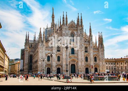 Belle architecture de la cathédrale Duomo de Milan, une église catholique romaine ornée de marbre, dans le nord de l'Italie Banque D'Images