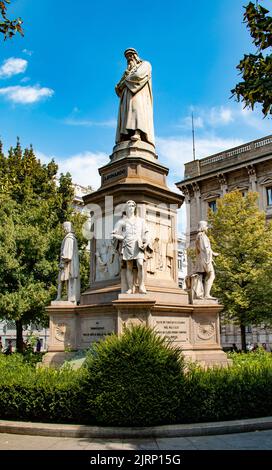Statue de Léonard de Vinci, marbre et granit, représentant l'artiste et inventeur italien avec quatre de ses étudiants, Piazza della Scala, Milan, Italie Banque D'Images