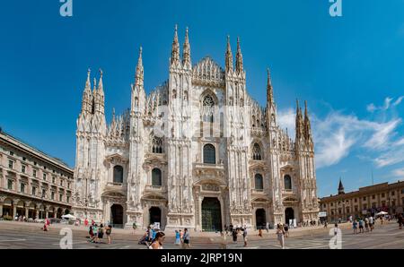 Belle architecture de la cathédrale Duomo de Milan, une église catholique romaine ornée de marbre, dans le nord de l'Italie Banque D'Images