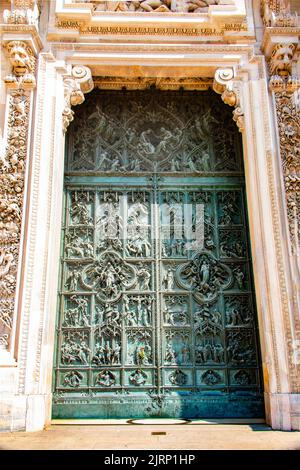 Belle porte sculptée ornée de la cathédrale Duomo de Milan, en Italie du Nord Banque D'Images