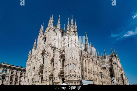 Belle architecture de la cathédrale Duomo de Milan, une église catholique romaine ornée de marbre, dans le nord de l'Italie Banque D'Images