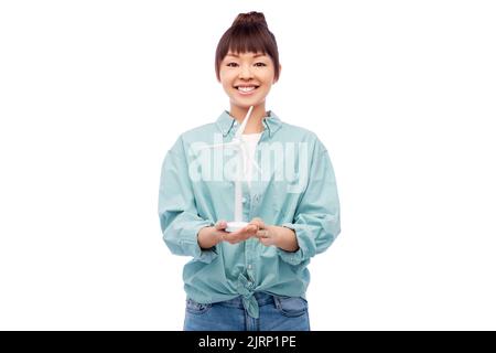 jeune femme asiatique souriante avec jouet éolienne Banque D'Images