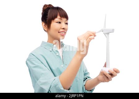 jeune femme asiatique souriante avec jouet éolienne Banque D'Images