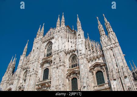 Belle architecture de la cathédrale Duomo de Milan, une église catholique romaine ornée de marbre, dans le nord de l'Italie Banque D'Images