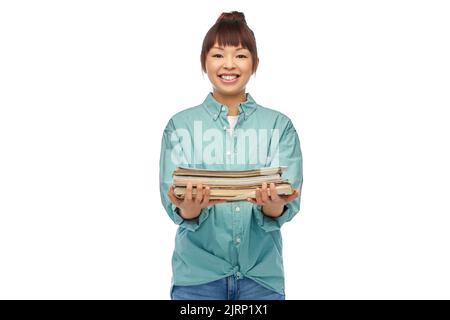 jeune femme asiatique souriante triant des déchets de papier Banque D'Images