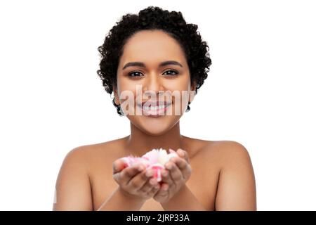 jeune femme afro-américaine aux pétales de fleur Banque D'Images
