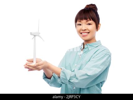 jeune femme asiatique souriante avec jouet éolienne Banque D'Images